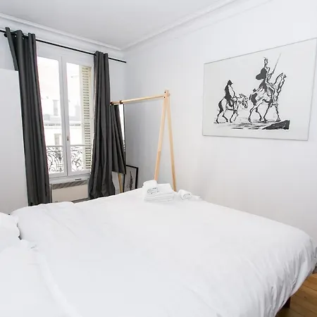 Private St Germain-le Bon Marche Apartment