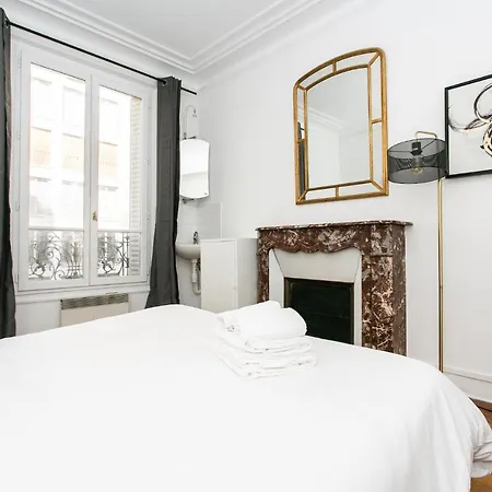 Private St Germain-le Bon Marche Apartment *